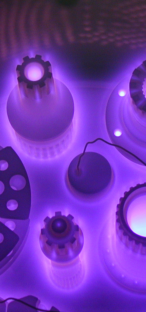 Plasmanitrierprozess im Inneren der MICROPULS® Everest – Bauteile im aktiven Plasmafeld