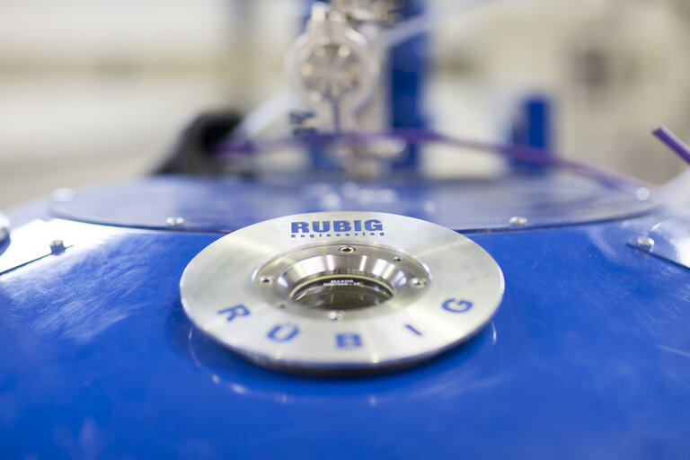 Plasma nitriding system close-up of the MICROPULS® Everest  – RÜBIG lid with viewing port