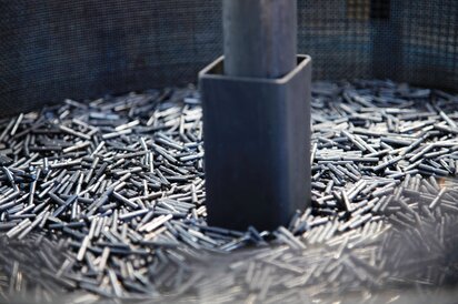 Stahlbauteile während des Gasnitrierens im Wärmebehandlungsprozess bei RÜBIG – gleichmäßige Randverfestigung für verbesserte Verschleiß- und Korrosionsbeständigkeit.