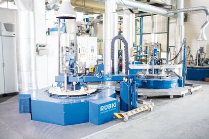 Gasnitrieranlage RÜBIG mit R.NIT + und GASOX + Prozessen – automatisierte Wärmebehandlung im Anlagenzentrum