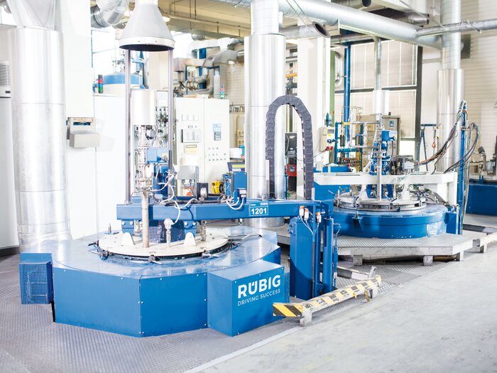 Gasnitrieranlage RÜBIG – Prozessintegration mit R.NIT + und GASOX + Gasnitrieranlage RÜBIG mit R.NIT + und GASOX + Prozessen – automatisierte Wärmebehandlung im Anlagenzentrum