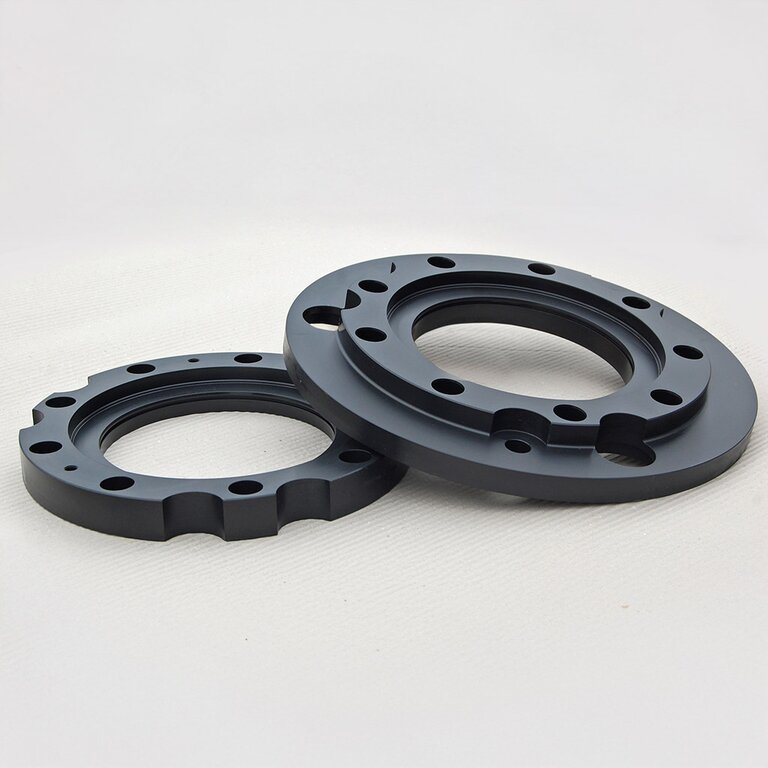 Black-coated precision flanges with eco-friendly chromium 6 / (VI)-free surface treatment by RÜBIG.