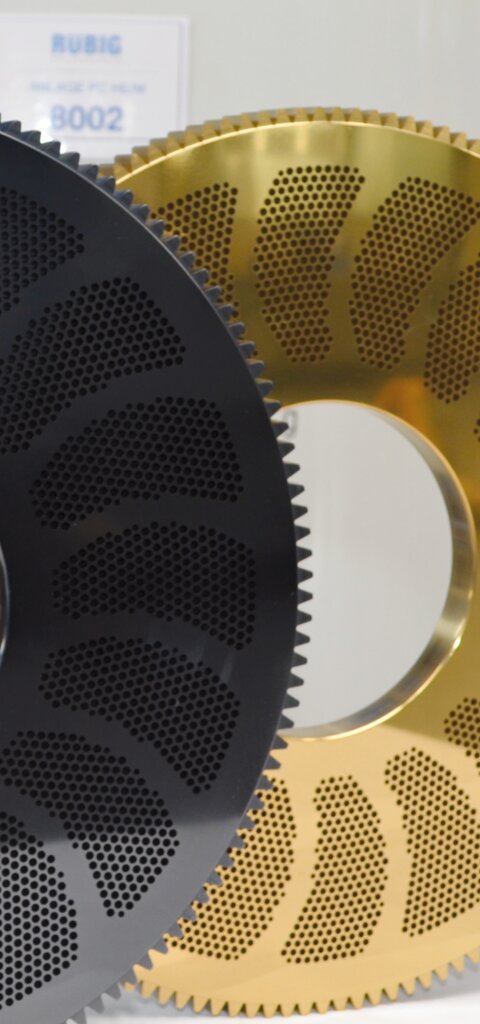 2 industrielle Scheiben in Schwarz und Gold, veredelt mit PACVD & PVD-Technologie – RÜBIG berät zur optimalen Lösung