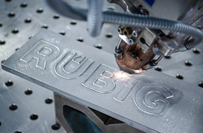 Precise laser engraving of the RUBIG logo – innovation in metal processing