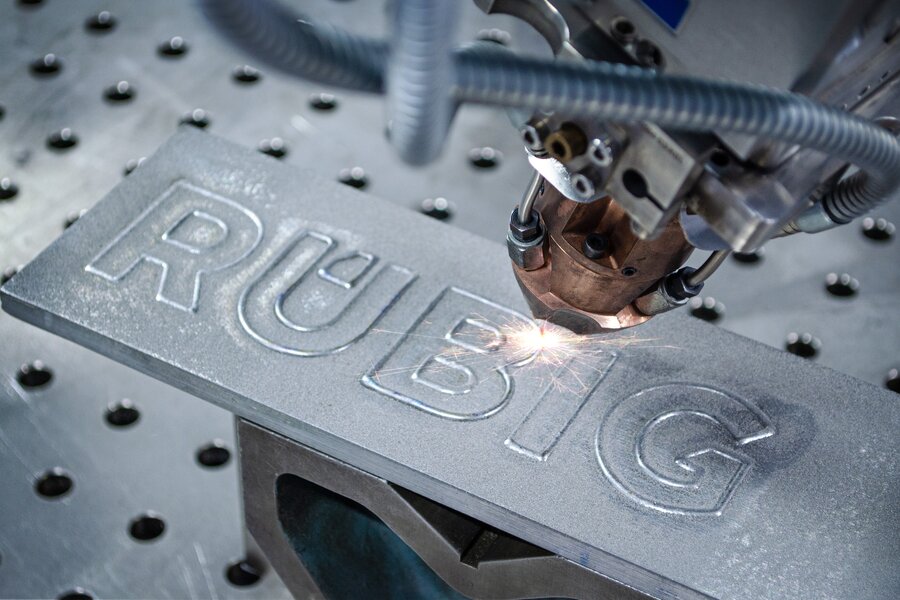 Laserhärten & Laserverfahren: Präzise Lasergravur des RÜBIG Logos – Innovationskraft in der Metallbearbeitung