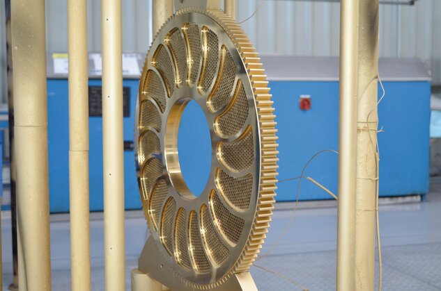 eine goldene Filterscheibe in der RÜBIG Produktionshalle