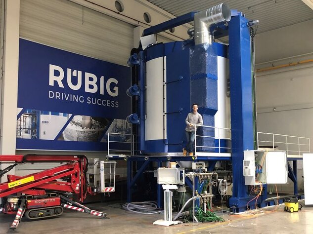 Plasmanitrieranlage MICROPULS® Everest von RÜBIG mit Techniker