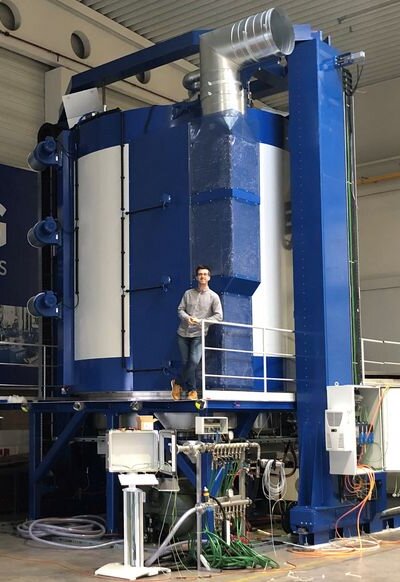 Plasmanitrieranlage MICROPULS® Everest von RÜBIG mit Techniker