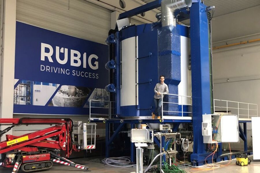 Zariadenie plazmovej nitridácie MICROPULS® Everest od RÜBIG s technikom