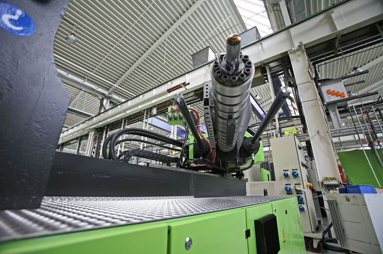 Einspritzeinheit einer Spritzgießmaschine – RÜBIG optimiert Verschleißschutz für die Spritzgussindustrie