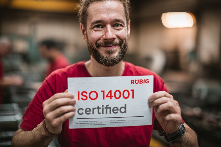 RÜBIG Mitarbeiter mit ISO 14001 Zertifikat – gelebter Umwelt- und Qualitätsstandard in der Schmiedetechnik