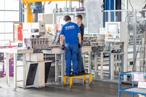 Aluminum Heat Treatment: RUBIG team at the line for distortion-minimized aluminum parts