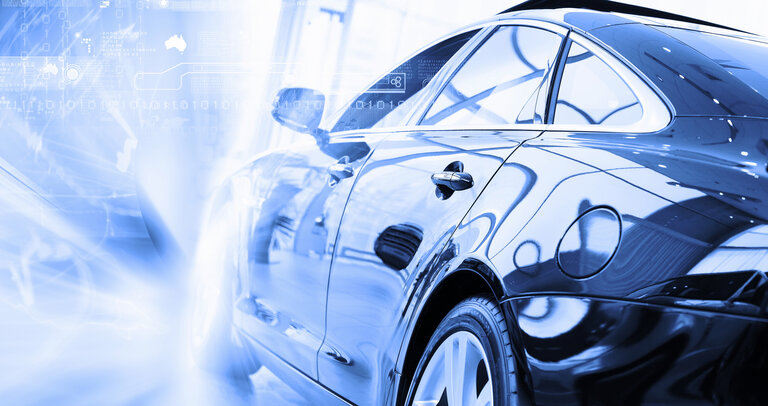 Lesklé karosérie automobilu s odrazom svetla – symbol povrchových úprav a materiálových služieb