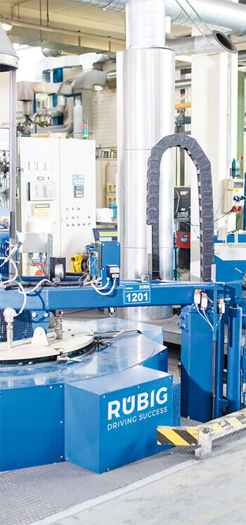 RÜBIG Gasnitrieranlage in einer Produktionshalle