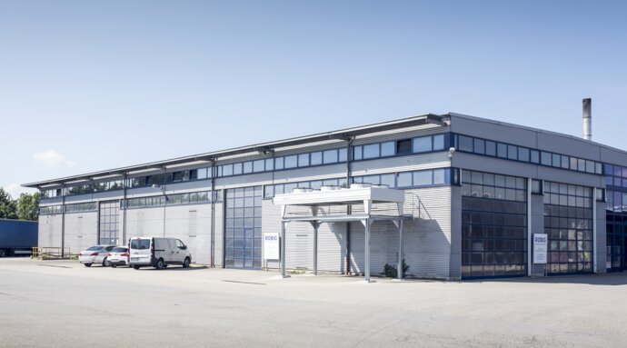 Firmengebäude verglast, bei Sonnenschein von RÜBIG in Pilsting, Deutschland
