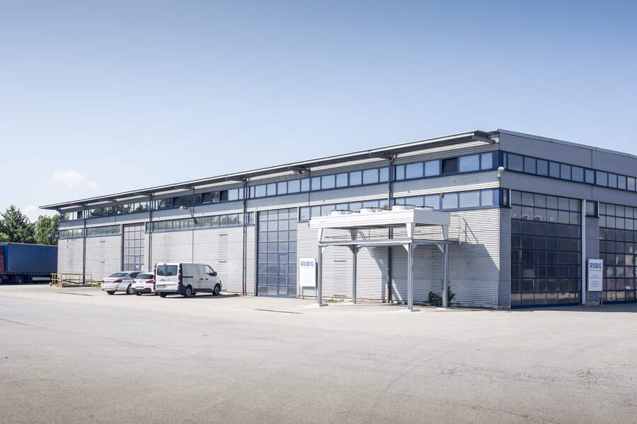 Firmengebäude verglast, bei Sonnenschein von RÜBIG in Pilsting, Deutschland
