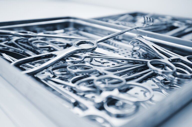 Chirurgické nástroje v medicínskej technike s RÜBIG vákuovým kalením a biokompatibilnými povlakmi