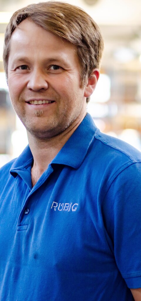 Gasnitrieranlage RÜBIG GASCON K2 mit offener Kammer – glühender Innenraum zur Wärmebehandlung von Werkstücken.