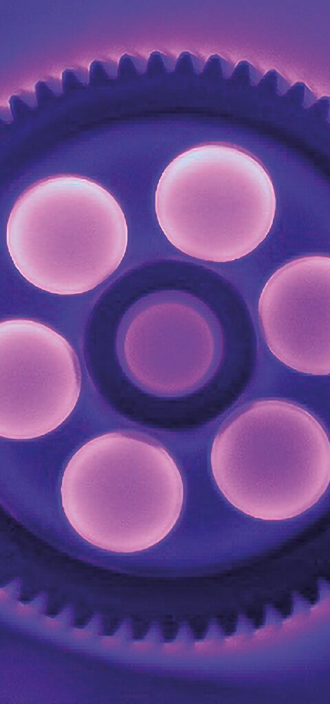 Plasmanitrieren mit Plasmanitrieranlagen von RÜBIG von Zahnrädern mit violetter Plasmaentladung