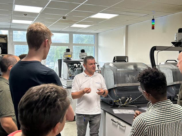 Teilnehmer der RÜBIG Seminare: Werkstofftechnik und Wärmebehandlung führen im Rahmen eines RÜBIG Seminars eine praktische Wärmebehandlung an einem Werkstück in einem Industrieofen durch.
