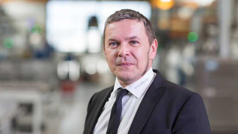 Porträt eines RÜBIG Werkstofftechnik-Experten im Anzug